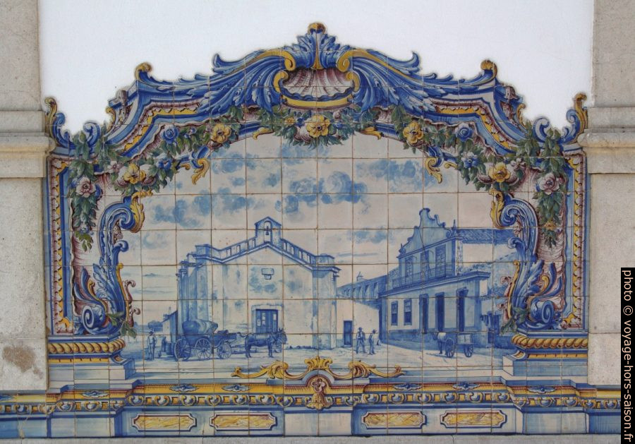 Azulejo multicolore montant une place de Santiago. Photo © André M. Winter