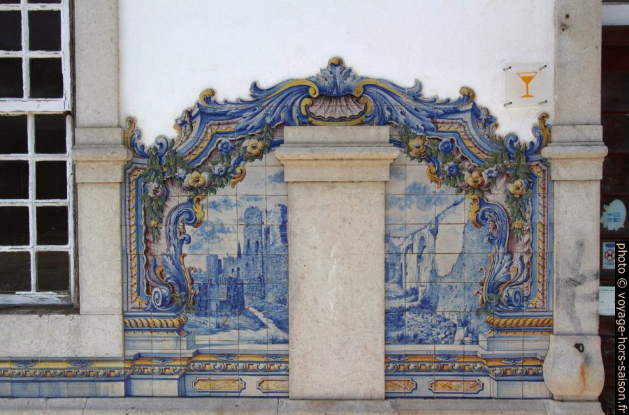 Azulejo multicolore montant des ruines. Photo © André M. Winter