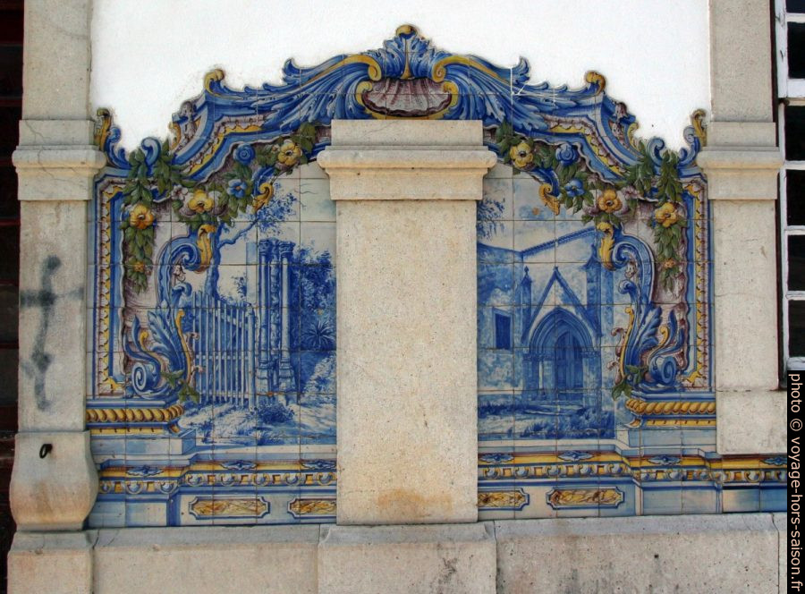 Azulejo multicolore montant des colonnes et une porte d'église. Photo © André M. Winter