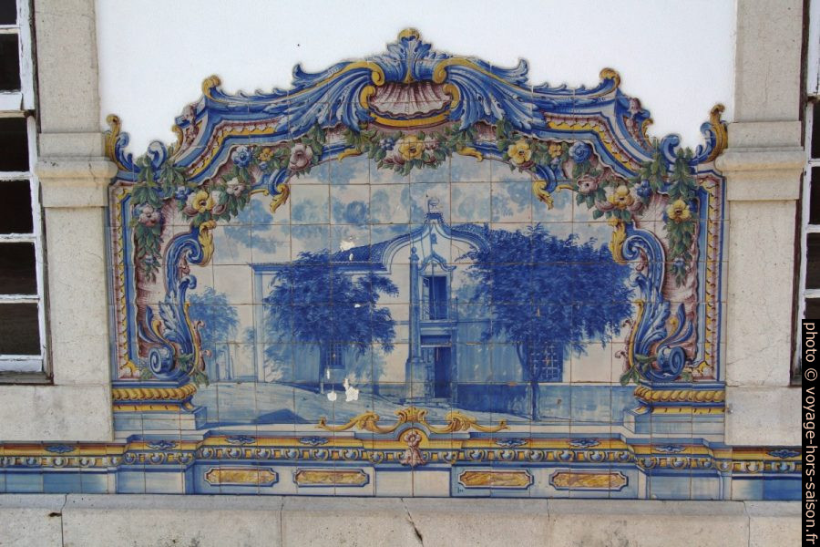 Azulejo multicolore montant le pelourinho de Santiago. Photo © André M. Winter
