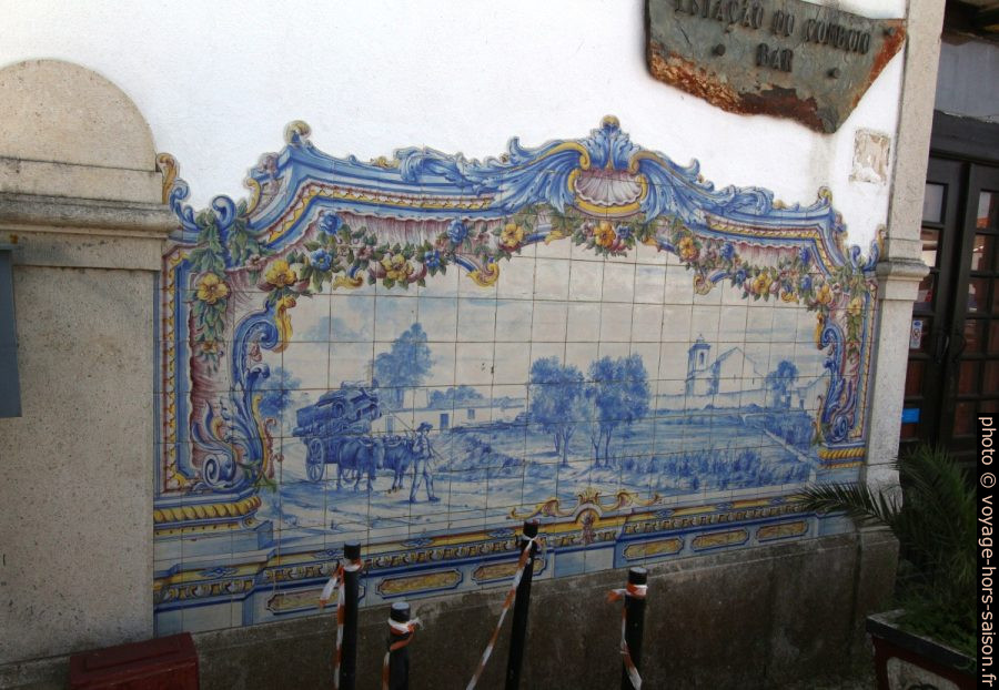 Azulejo multicolore montant l'acheminement du liège récolté. Photo © André M. Winter