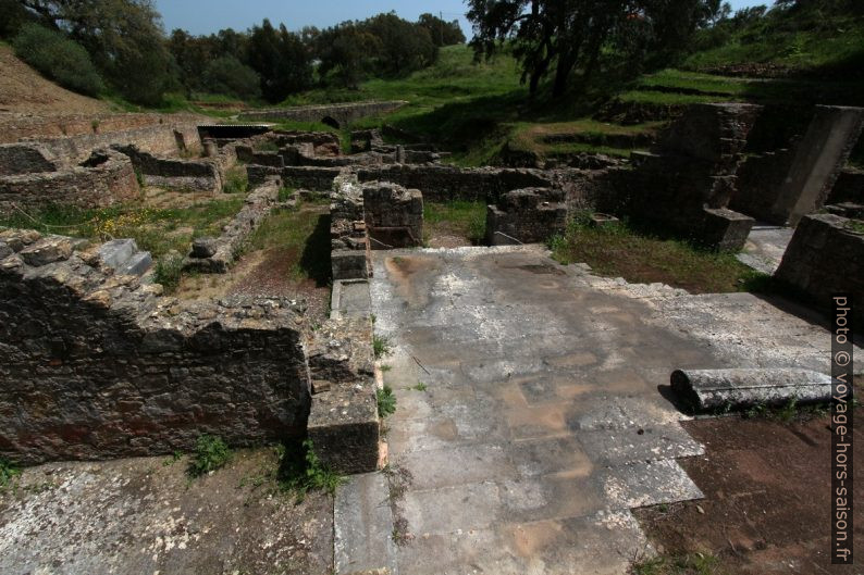 Dalles romaines dans les des thermes de Miróbriga. Photo © André M. Winter