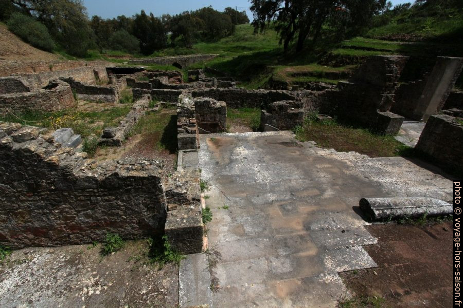 Dalles romaines dans les des thermes de Miróbriga. Photo © André M. Winter
