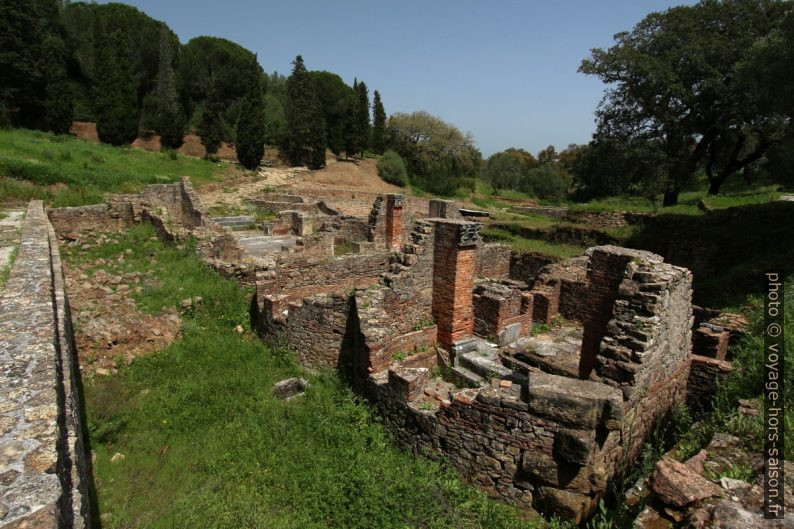 Absides dans les des thermes de Miróbriga. Photo © André M. Winter