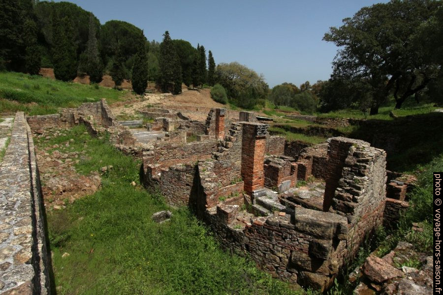 Absides dans les des thermes de Miróbriga. Photo © André M. Winter