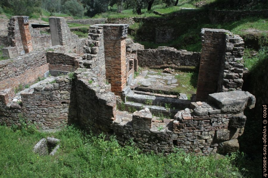 Chambre avec abside dans les des thermes de Miróbriga. Photo © Alex Medwedeff