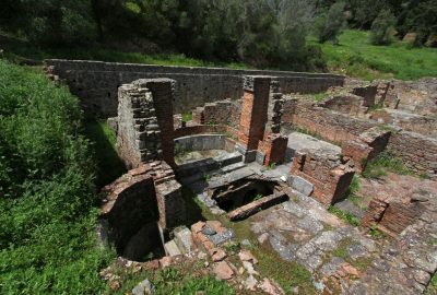 Bassines dallées et chambres chauffées des thermes de Miróbriga. Photo © André M. Winter