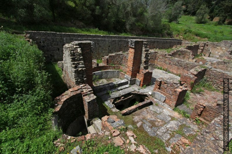 Bassines dallées et chambres chauffées des thermes de Miróbriga. Photo © André M. Winter