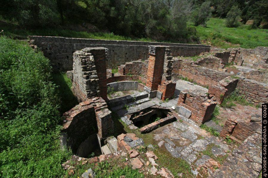 Bassines dallées et chambres chauffées des thermes de Miróbriga. Photo © André M. Winter