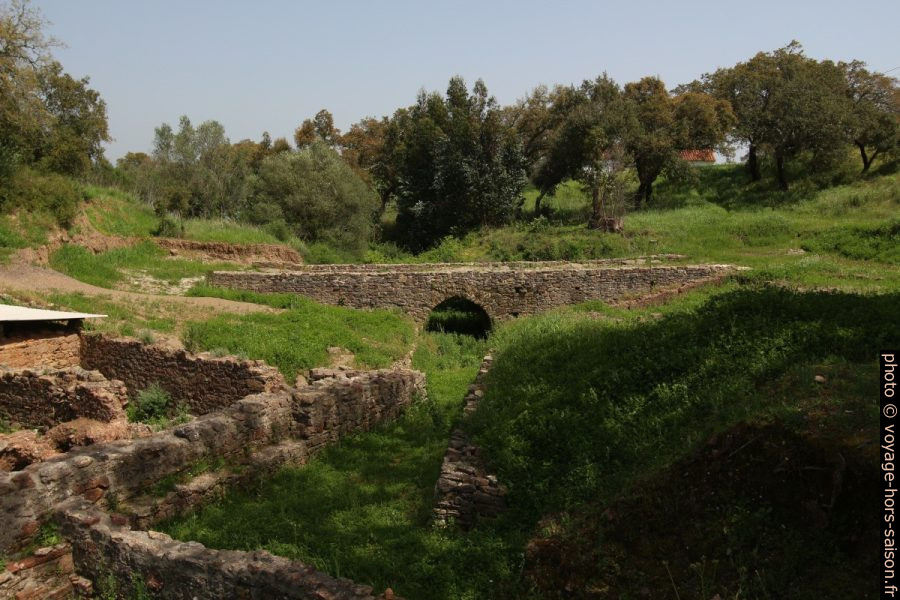 Pont romain de Miróbriga. Photo © André M. Winter