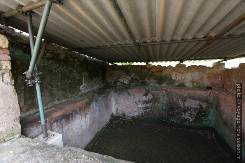 Bassine froide dans les thermes de Miróbriga. Photo © André M. Winter