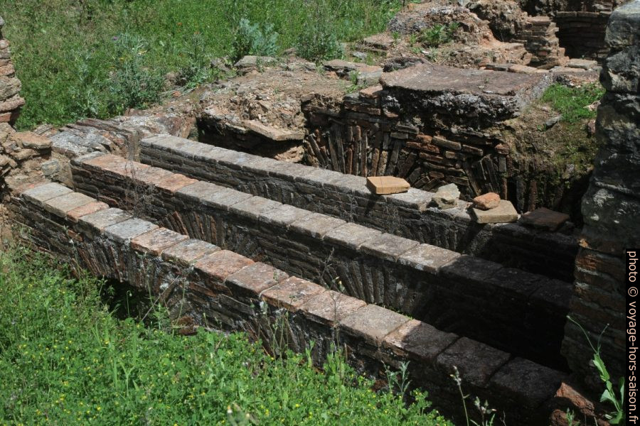 Structure souterraine chauffante des thermes basses de Miróbriga. Photo © Alex Medwedeff