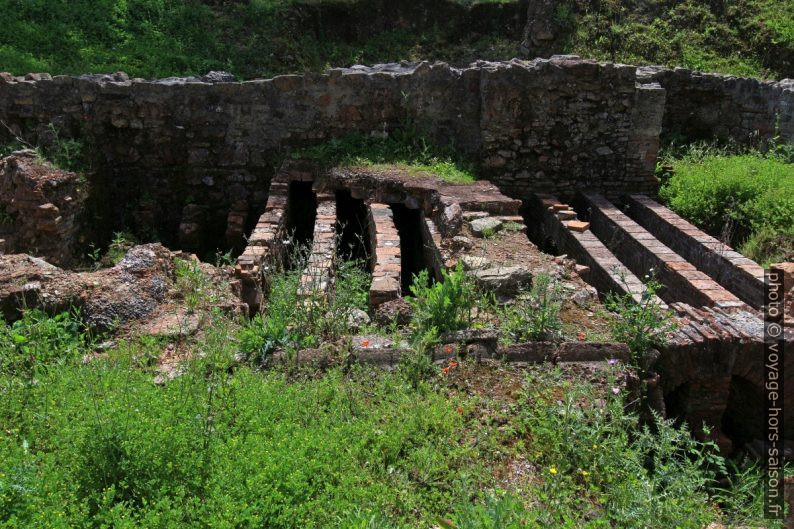 Conduits de vapeur des thermes basses de Miróbriga. Photo © André M. Winter