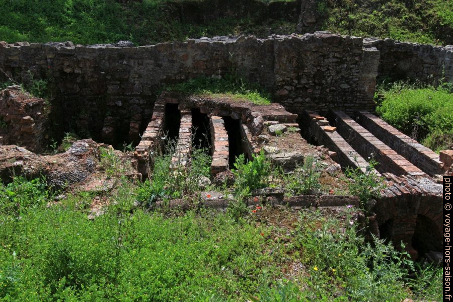 Conduits de vapeur des thermes basses de Miróbriga. Photo © André M. Winter