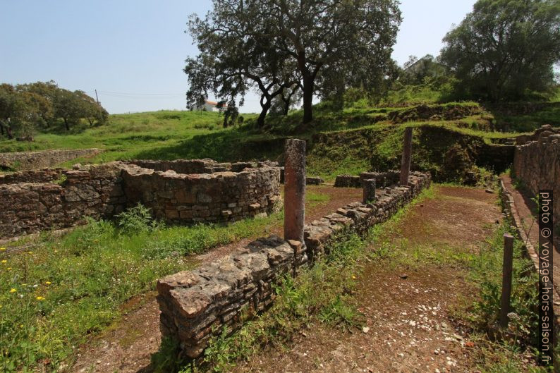 Chemin avec colonnes dans les thermes de Miróbriga. Photo © André M. Winter