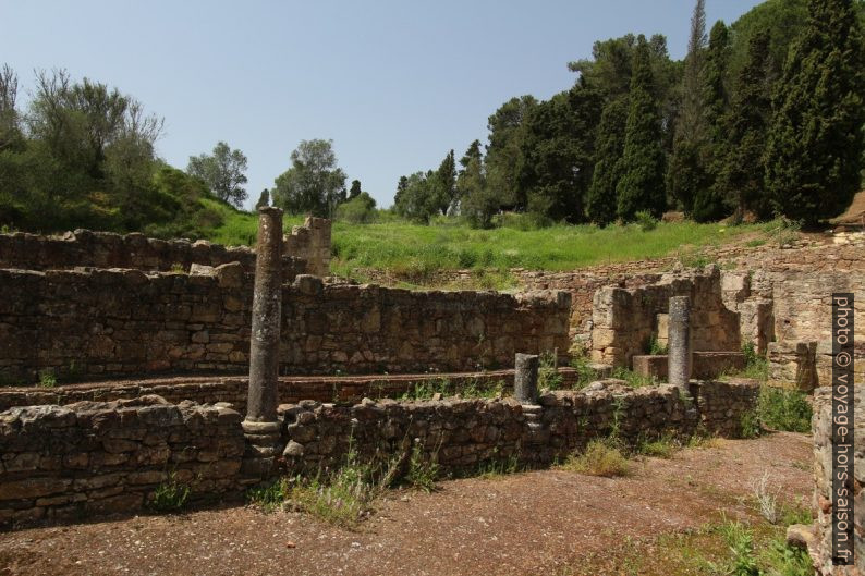 Mur et colonnes dans les thermes basses de Miróbriga. Photo © André M. Winter