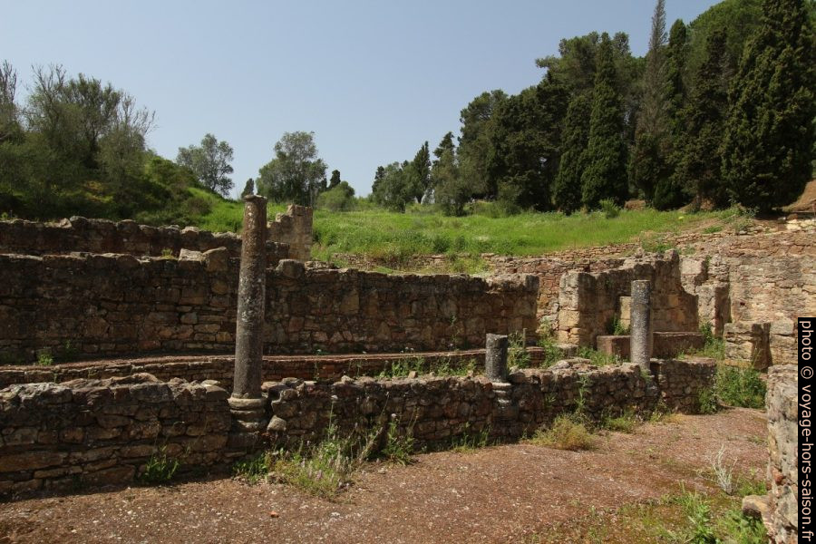 Mur et colonnes dans les thermes basses de Miróbriga. Photo © André M. Winter