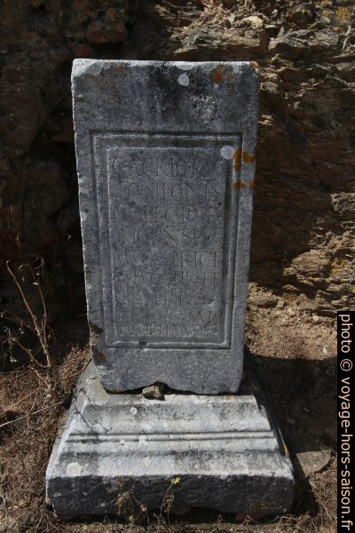 Piédestal avec inscription latine sur le forum de Miróbriga. Photo © André M. Winter