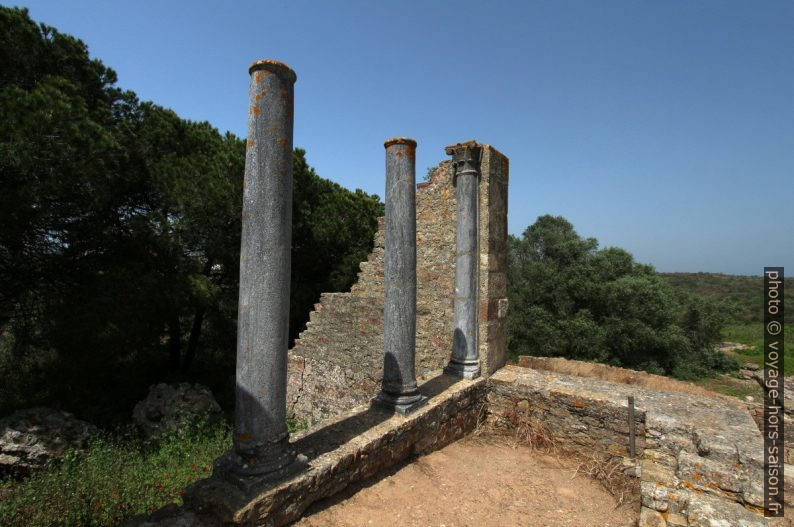 Colonnes du temple sur le forum de Miróbriga. Photo © André M. Winter