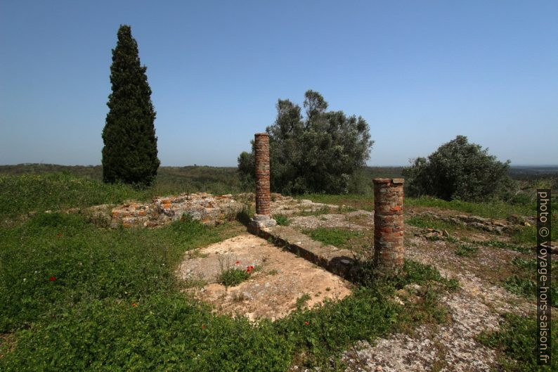 Colonnes en brique sur le forum de Miróbriga. Photo © André M. Winter