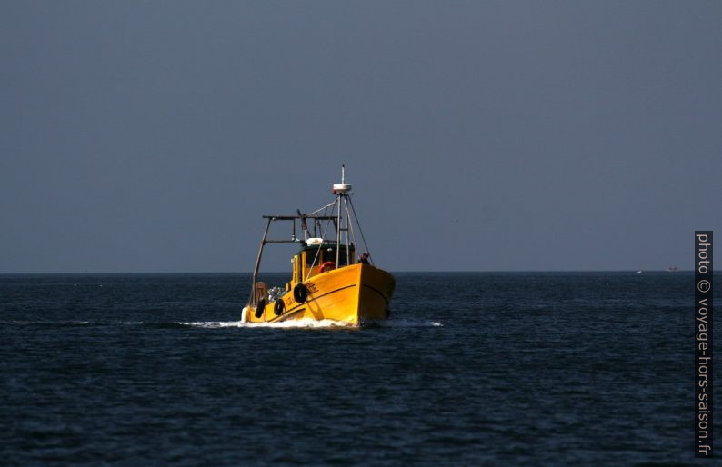 Bateau de pêche jaune. Photo © André M. Winter