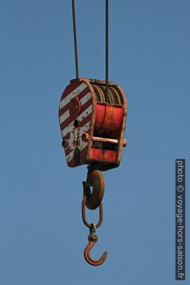 Crochet de grue avec poulie et câble. Photo © André M. Winter