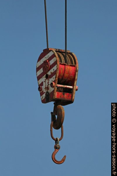 Crochet de grue avec poulie et câble. Photo © André M. Winter