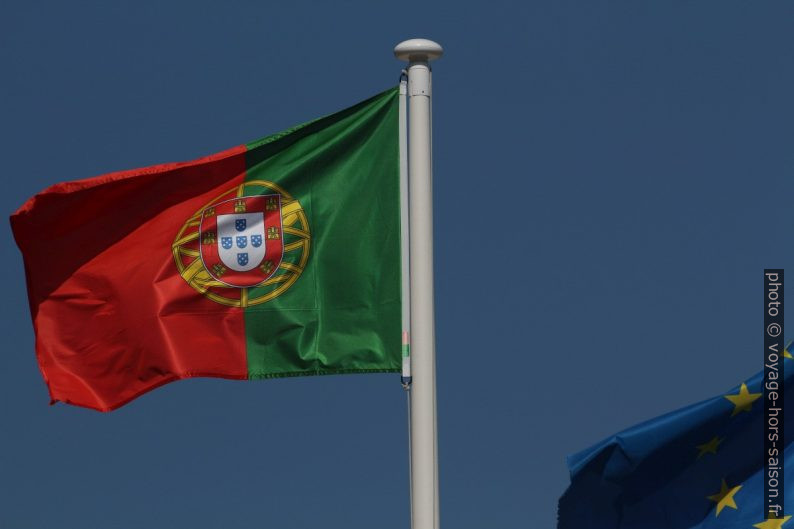 Drapeau portugais. Photo © André M. Winter