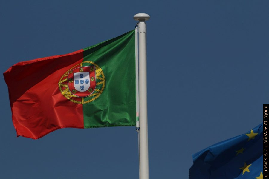 Drapeau portugais. Photo © André M. Winter