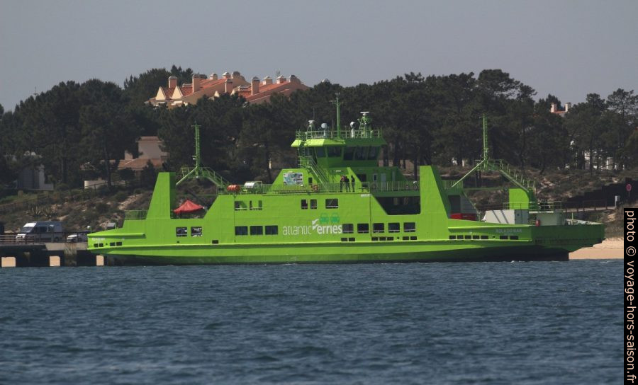Ferry Rola do Mar accostant à Cais Sul de Troia. Photo © André M. Winter