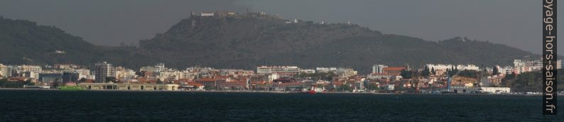 Castelo de Palmela derrière la ville de Setúbal. Photo © André M. Winter