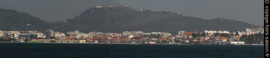 Castelo de Palmela derrière la ville de Setúbal. Photo © André M. Winter