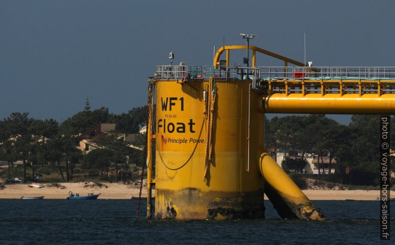 Un des trois cylindres flottants de la plateforme WF1 pour éolienne. Photo © André M. Winter