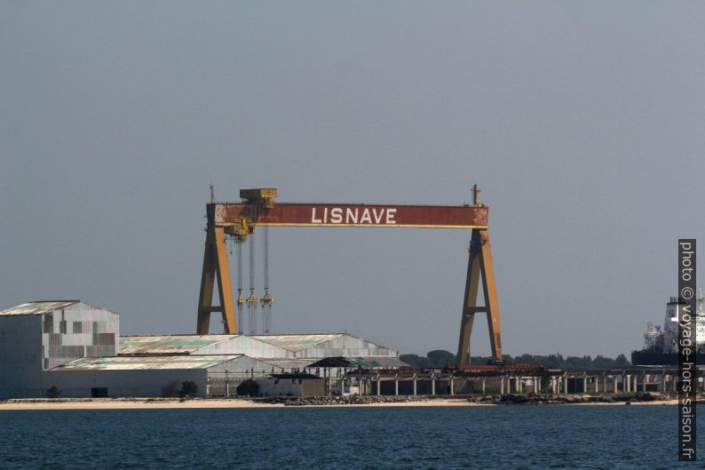 Portique géant du chantier naval Lisnave de Mitrena. Photo © André M. Winter