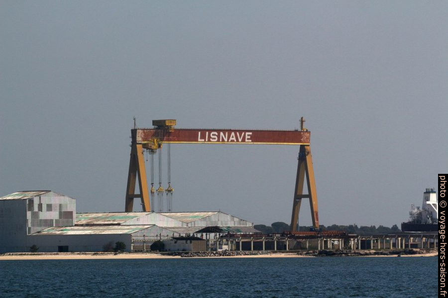 Portique géant du chantier naval Lisnave de Mitrena. Photo © André M. Winter