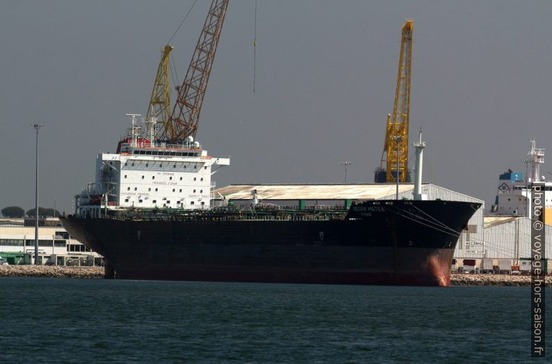 Navire pétrolier Negra Matea au chantier naval de Mitrena. Photo © André M. Winter