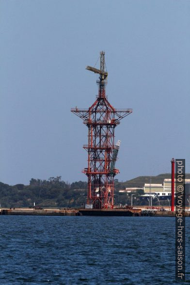 Grue au terminal Eco-Oil à Setubal. Photo © André M. Winter