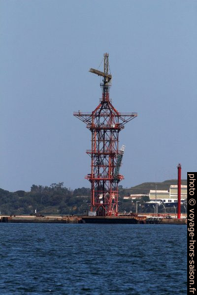 Grue au terminal Eco-Oil à Setubal. Photo © André M. Winter