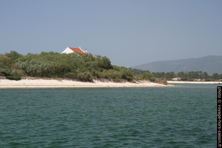 Chapelle N.S. do Rosártio sur la presqu'île de Tróia. Photo © Alex Medwedeff