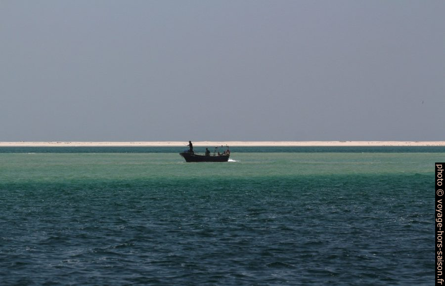 Barque de pêcheur sur un banc de sable dans l'estuaire du Sado. Photo © André M. Winter
