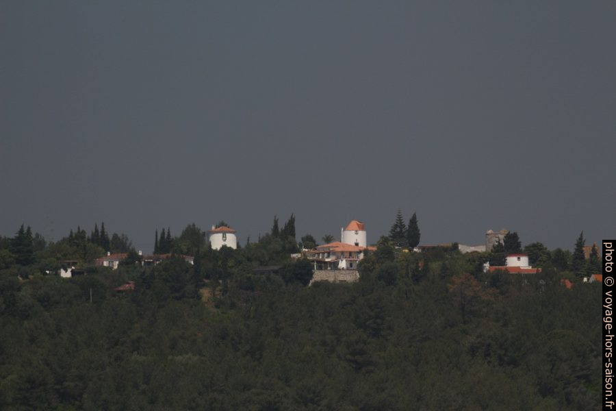 Bases de moulins sur une crête à l'ouest de Setúbal. Photo © André M. Winter
