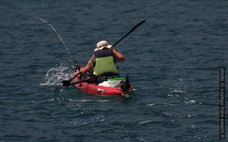 Pêcheur en canoë de mer. Photo © André M. Winter