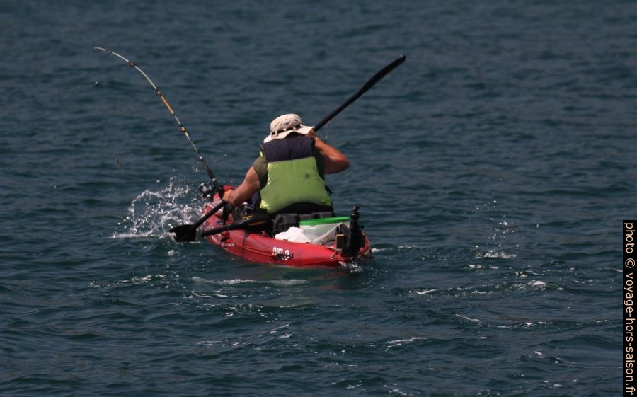 Pêcheur en canoë de mer. Photo © André M. Winter