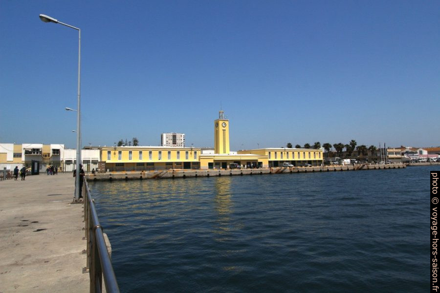 Halle du Marché aux poissons de Setúbal avec tour de l'horloge. Photo © André M. Winter