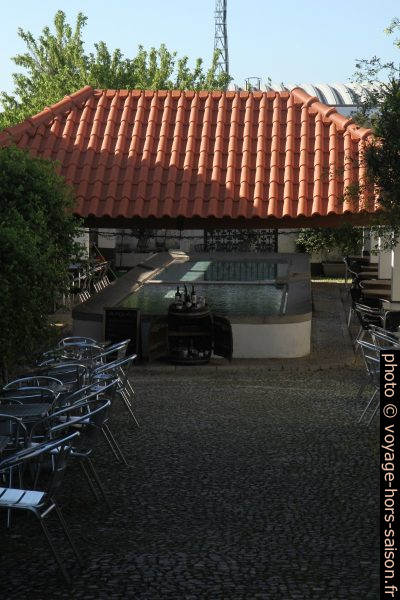 Jardin d'un café autour de l'ancien lavoir de Azeitão. Photo © Alex Medwedeff