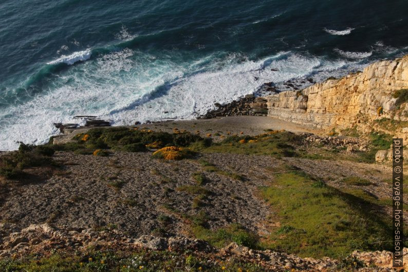 Strate calcaire obliques du Cap Espichel. Photo © André M. Winter