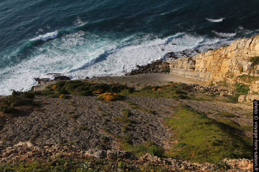 Strate calcaire obliques du Cap Espichel. Photo © André M. Winter
