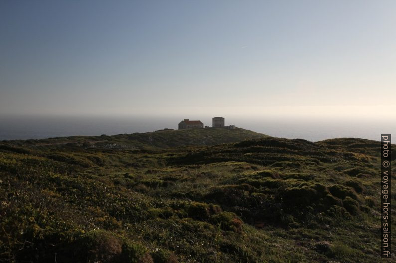 Anciennes installations militaires sur le Cabo Espichel. Photo © Alex Medwedeff