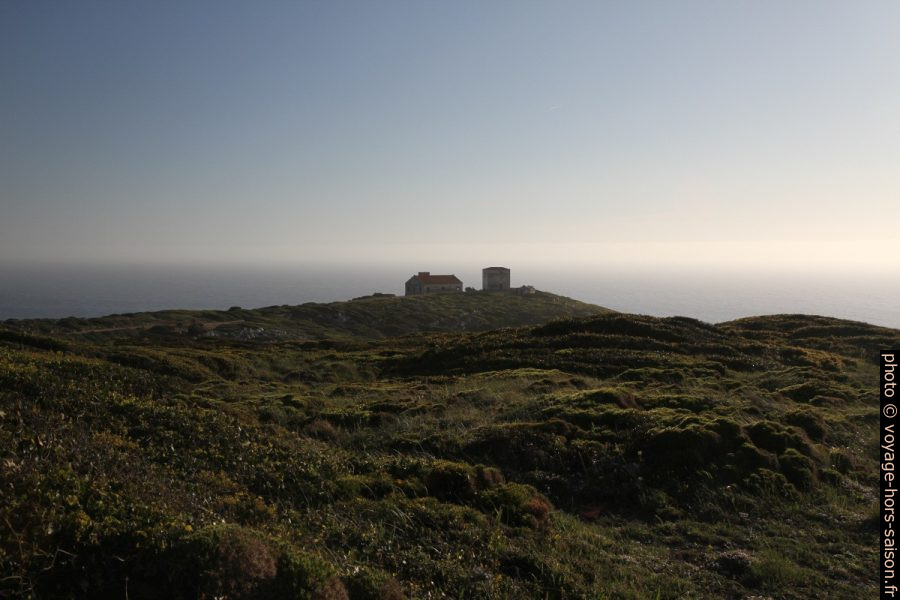 Anciennes installations militaires sur le Cabo Espichel. Photo © Alex Medwedeff