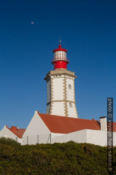 Phare du Cap Espichel et les maisons de gardiens. Photo © André M. Winter